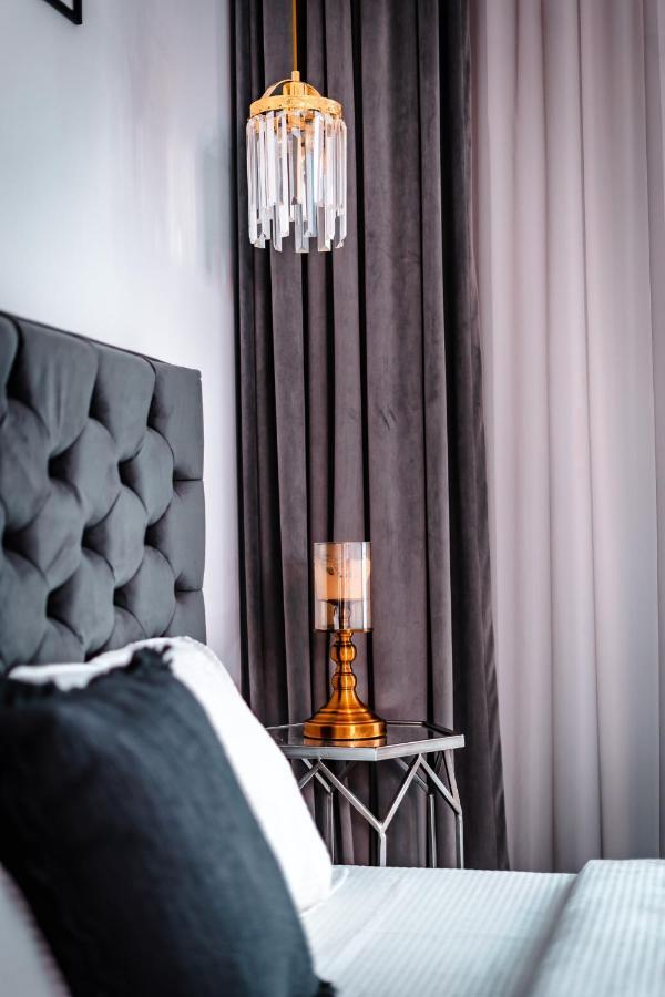 Luxury Family Apartment With Private Parking And Forest View Timisoara Ngoại thất bức ảnh