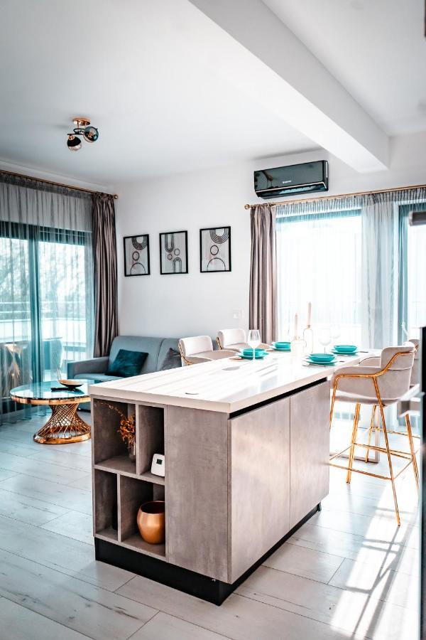 Luxury Family Apartment With Private Parking And Forest View Timisoara Ngoại thất bức ảnh